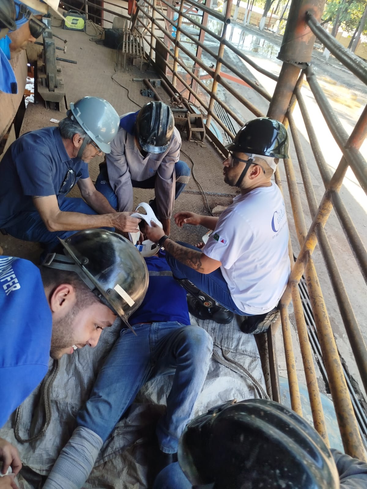 Equipe do CT Cuidar em treinamento prático de atendimento pré-hospitalar